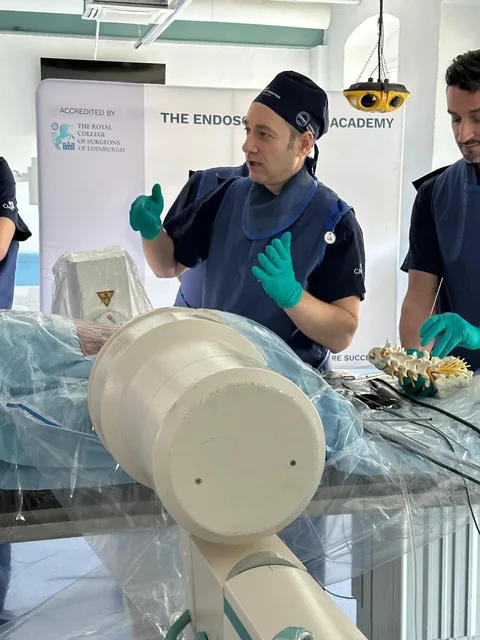 Dr. Alexandru Nițulescu în timpul unei sesiuni de formare la Academia Endoscopică, în echipament chirurgical.