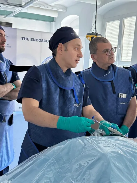 Dr. Nițulescu efectuând o intervenție endoscopică alături de un coleg.